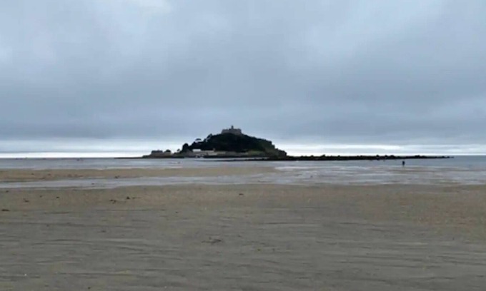 Marazion Casa | Castle View - Stunning 6 bedroom Coastal Townhouse
