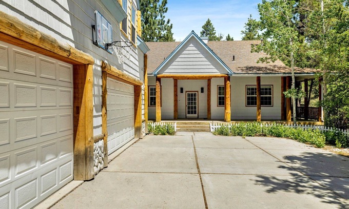 Eagle Mountain Estates Cabina | Castlewood Retreat at Big Bear | Central Modern Family Chalet