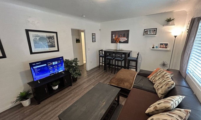 Downtown Las Vegas Casa | Casual #C 2queen Kids ok 1Story by Fremont St Pets pay more