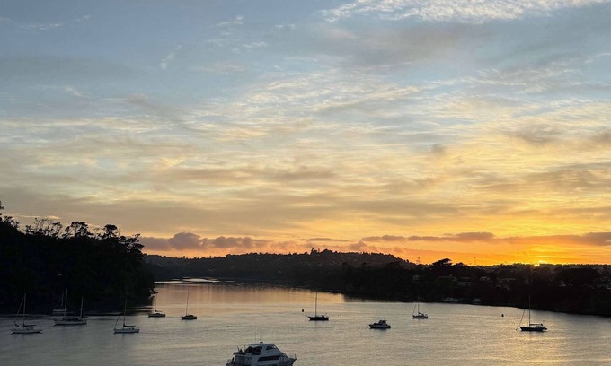 Hobsonville Apartamento | Catalina Bay 2BR Work-Friendly w Balcony Views