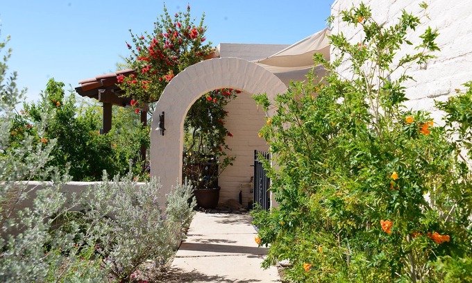 Sunrise Presidio Townhomes Casa | Catalina Foothills, Tucson. Encantadora casa adosada de 2 dormitorios con fantásticas vistas a la montaña