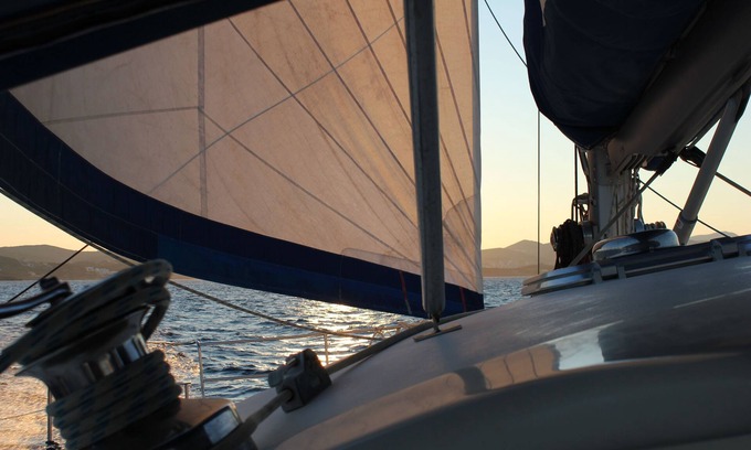 Ornos Alquiler De Eote | Crucero en catamarán con patrón y anfitriona