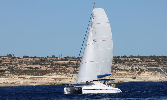 Paros Alquiler De Eote | Catamarán de crucero con patrón y azafata.