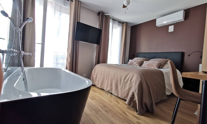 Moyen-Vernet Apartamento | Catana-Apartamento-Superior-Baño en la habitacion-Vista al Parque