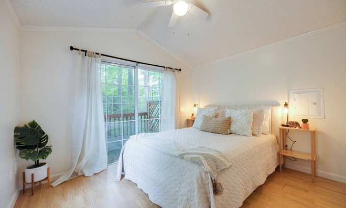 Monteagle Cabaña | Catch Some ZZZ's at the Grizzly Cottage