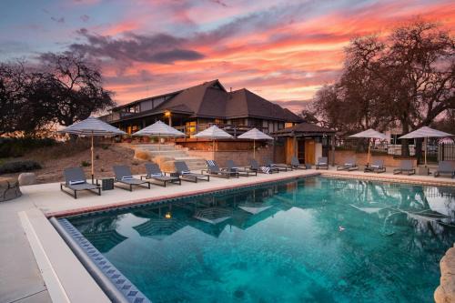 Templeton Casa | Cathedral by AvantStay Charming Secluded Estate w Sauna Pool Table Views of the Rolling Hills