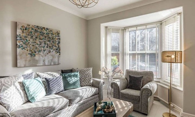 Lincoln Casa | Cathedral Quarter House with parking for 2 cars. 5 mins walk to Cathedral