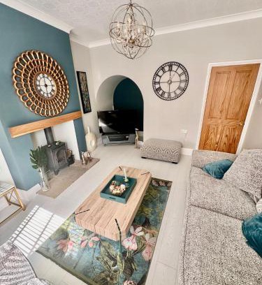 Lincoln Casa | Cathedral Quarter House with free Secure Driveway Parking for 2 Cars