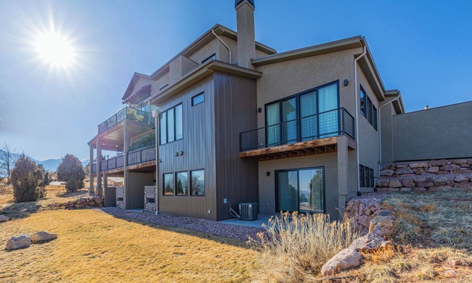 West Colorado Springs Casa | Cathedral Spires Luxury Home Tucked in the MTN'S