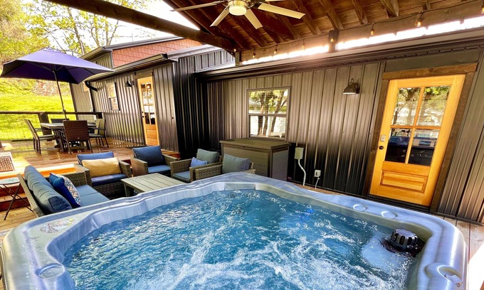 Caton Cabina | Catons Chapel (3-Bedroom Cabin) by RedAwning