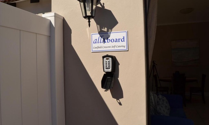 Summerstrand Apartamento | Caulfield Self Catering Apartment #SOLAR ENERGY - NO LOADSHEDDING