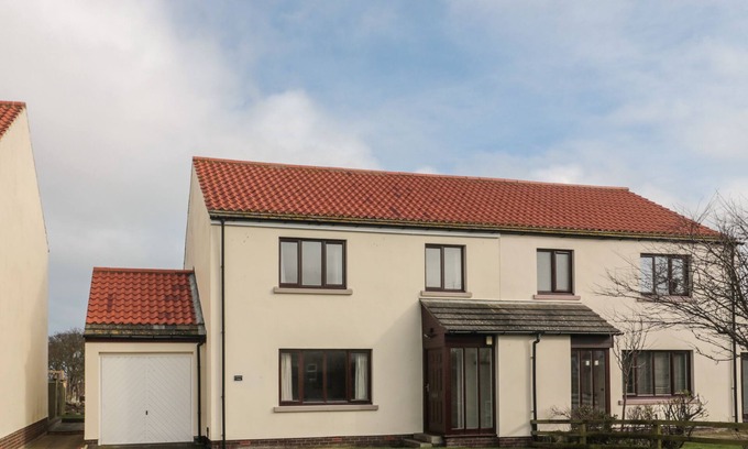 Berwick-upon-Tweed Casa | CAUSEWAY COTTAGE, pet friendly, with a garden in Holy Island