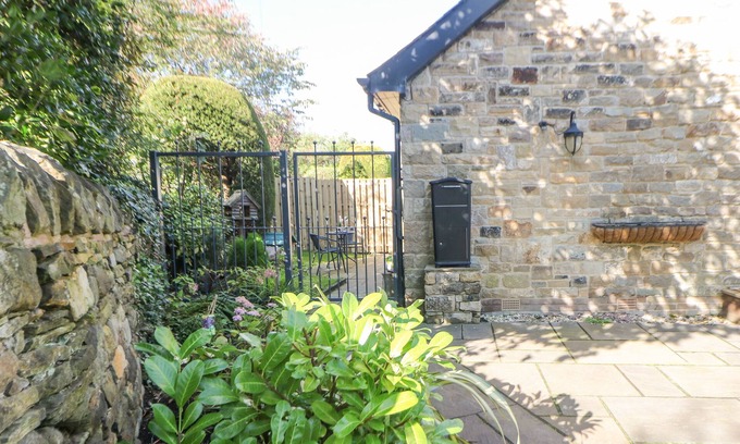 Sheffield Cabaña | CAUSEWAY HIDEAWAY, romantic, with a garden in Dore