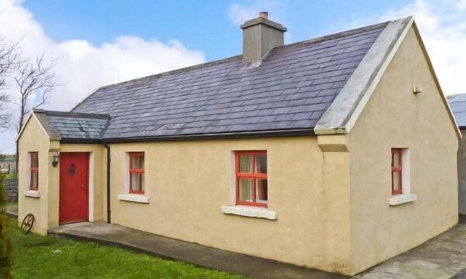 Hollymount Cabaña | CAVAN HILL COTTAGE, family friendly in Ballinrobe, County Mayo