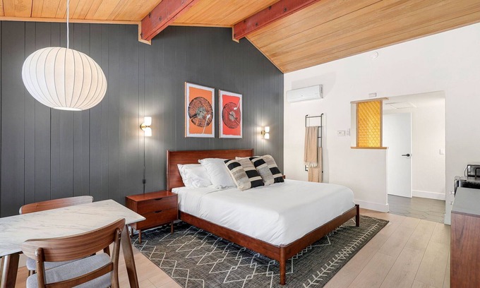 Dunsmuir Hotel | Cave Springs Resort Hotel Room 5 (Visit Mt Shasta)