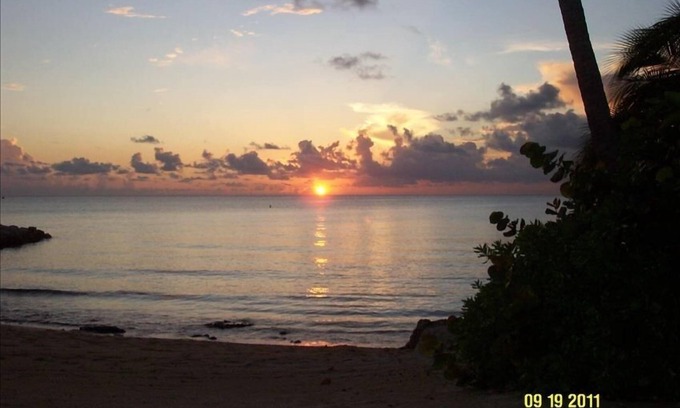 Seven Mile Beach Condominio | Cayman Islands Famous Seven Mile Beach Oceanfront Sunset Cove #104 corner unit