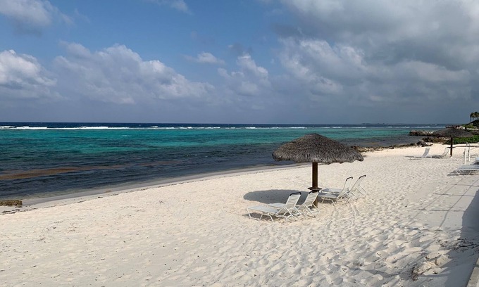 Rum Point Condominio | Caimán Kai, punto de ron; Pintoresco condominio frente al mar con hermosa playa privada