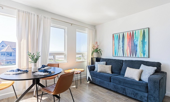Cayucos Casa | Cayucos 2BR Bungalow Steps to Beach w/ Shared Firepit Lounge & Outdoor Bar