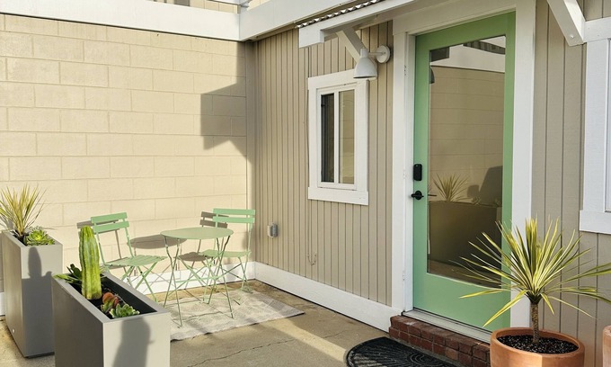 Cayucos Apartamento | Cayucos Cottage Studio ll Modern Peak-A-Boo Ocean Views