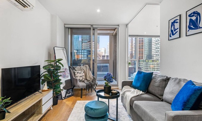 Melbourne Central Business District Apartamento | CBD Elegance | 2BR Apt w/Pool, Gym & City Views