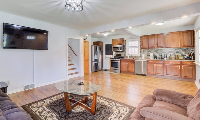 Center Line Casa | Cc3 presents Suburban Nites We welcome U2 enjoy our quad level home.420friendly