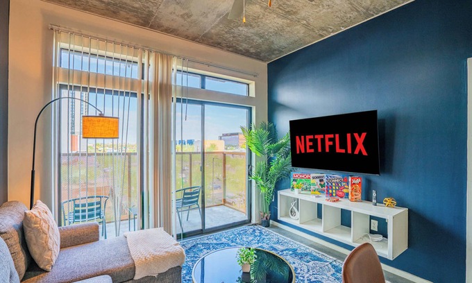Evans Churchill Apartamento | Alluring 2BD Apartment in DT with Gym Pool Parking
