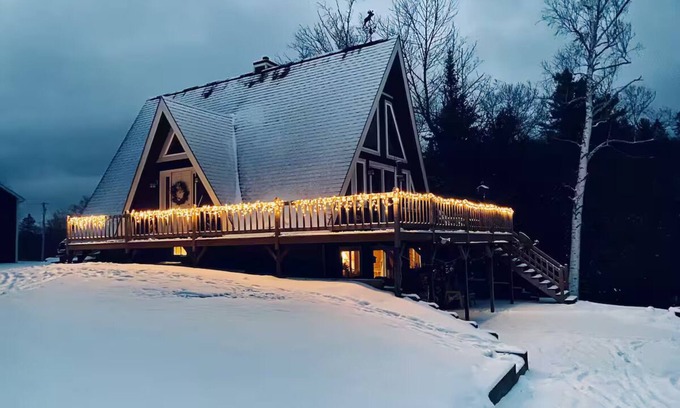 Glover Cabina | Cedar A-frame cabin with finished bunkhouse, sleeps 14. WiFi, AC in Glover, VT