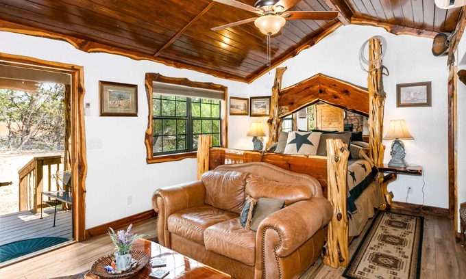 Fredericksburg Cabina | Cedar Bliss Star Cabin | King Bed, Ambiance Fireplace, Mini Kitchen + more