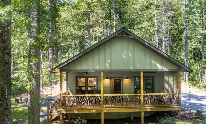 Tuckasegee Cabina | Cedar Calm at Running Cedar Springs - Upscale Mountain Home Located Across from Bear Lake