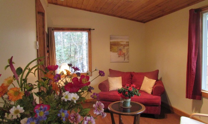 Kaslo Cabaña | Cedar Cottage, a private and cozy experience