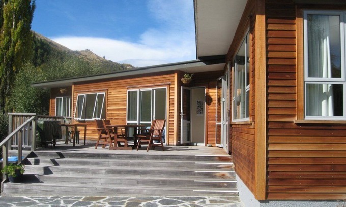 Arrowtown Casa | Cedar Cottage. Bien situado casa de vacaciones moderna y acogedora.