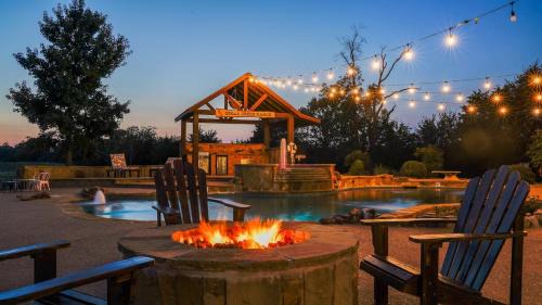 Kemp Casa | Cedar Creek Ranch-Pool, Lrg Grp, Minutes from Lake