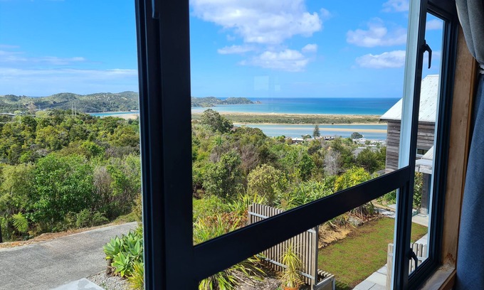 Ngunguru Apartamento | Cedar Heights Chalet con vistas al mar elevadas en un entorno de arbustos nativos.