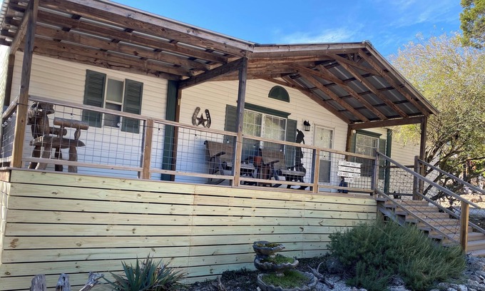 Wimberley Cabaña | Cedar Hill Cottage - Vacaciones en el país de la colina