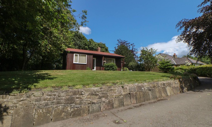 Chesterfield Cabaña | CEDAR HOLME, pet friendly, with a garden in Wingerworth