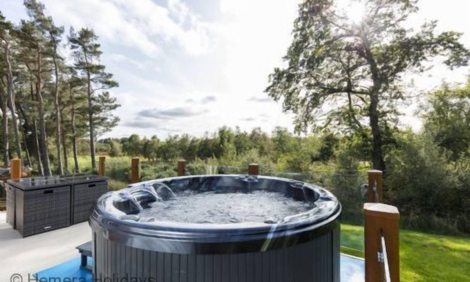 Swarland Cabaña | Cedar Hot Tub Lodge - 2 large Bedrooms, ensuite Shower Room, Luxury Living Space
