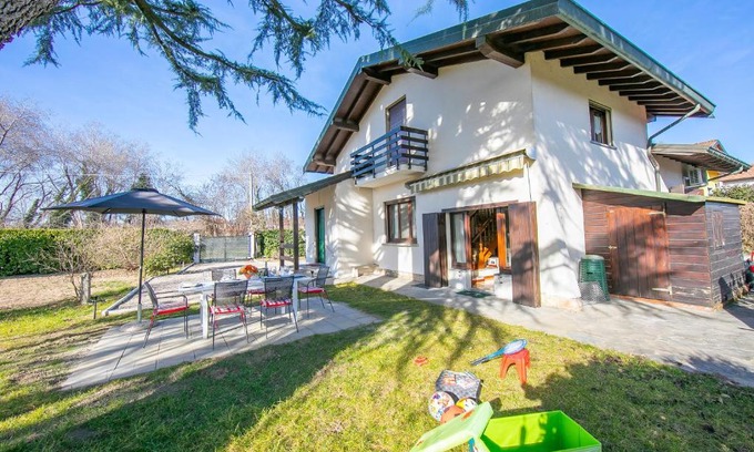 Angera Casa | Cedar House Villa Few Minutes From Lake - Happy Rentals