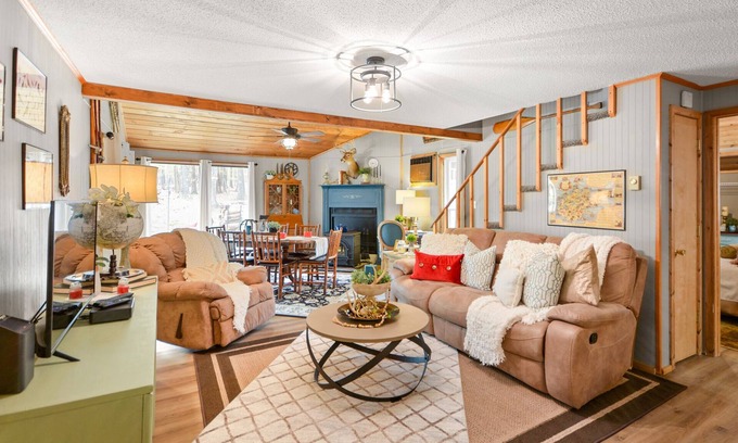 The Woods Casa | Cedar Loft at The Woods-Vintage Chic Cabin Retreat with Amenities Access