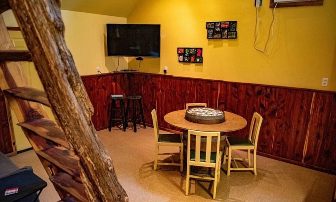 Lindale Cabina | Cedar Loft-This rustic retreat is just a short drive from fishing and shopping