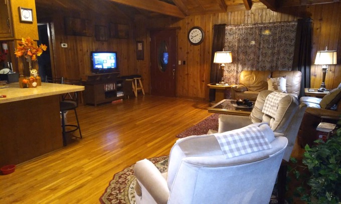 Ponce De Leon Cabina | Cedar Log Cabin home on wooded bluff nestled between Springfield and Branson