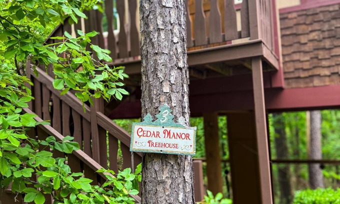 Eureka Springs Cabaña | Cedar Manor Treehouse with Jacuzzi