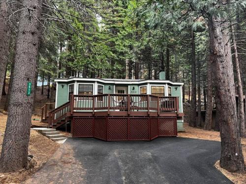 Dorrington Casa | Cedar Oasis - Pet Friendly Cabin w Fireplace, Games and Wifi - 5 min to Big Trees