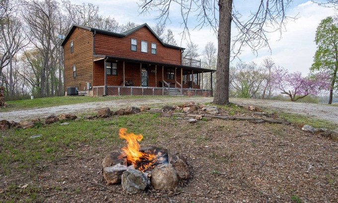 Deepwater Casa | Cedar Ridge, 3BR 2 Bath Cabin on Truman Lake