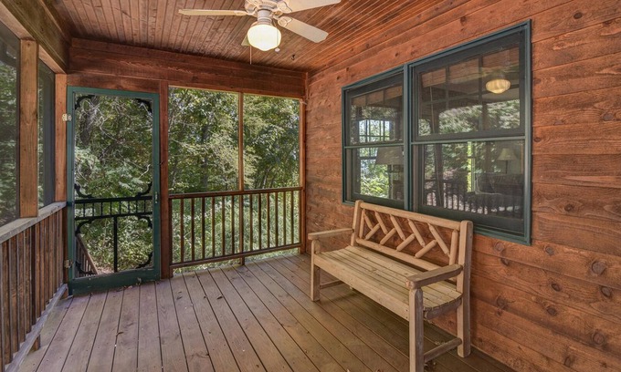 Asheville Cabina | Montaña de la ciudad! ¡A 11 minutos del centro de Asheville, vistas a la montaña, mesa de juegos y más!