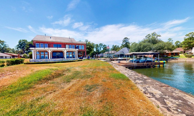 Walden on Lake Conroe Casa | CedarGrove Hideaway | Newly renovated house in Montgomery with dock & kayaks