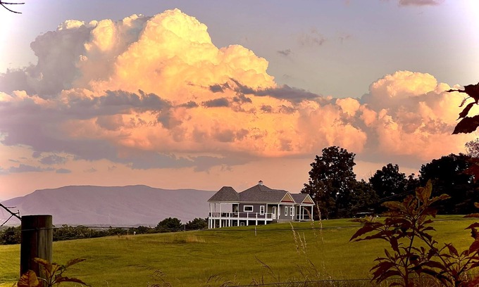 Woodstock Cabaña | Celebration Cottage with Mountain Views in beautiful Shenandoah County, Virginia