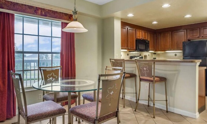 West Kissimmee Hotel | Celebration's Best-Kept Secret! Full Kitchen, Outdoor Pool, Free Shuttle!