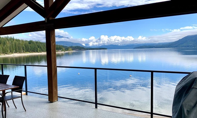 Celista Casa | Celista Vista - Waterfront - Shuswap Vacations & Sledding Accommodation
