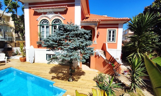 Carcavelos Chalet De Esquí | Centenario Chalet en Carcavelos con 8 habitaciones y jardín. Disfruta la playa, Lisboa y Cascais