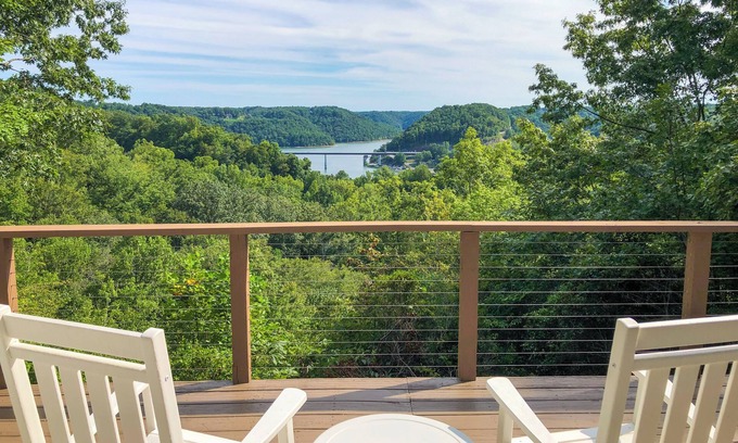 Sparta Cabina | Center Hill Couples Retreat Cabin: Lake View, Deck